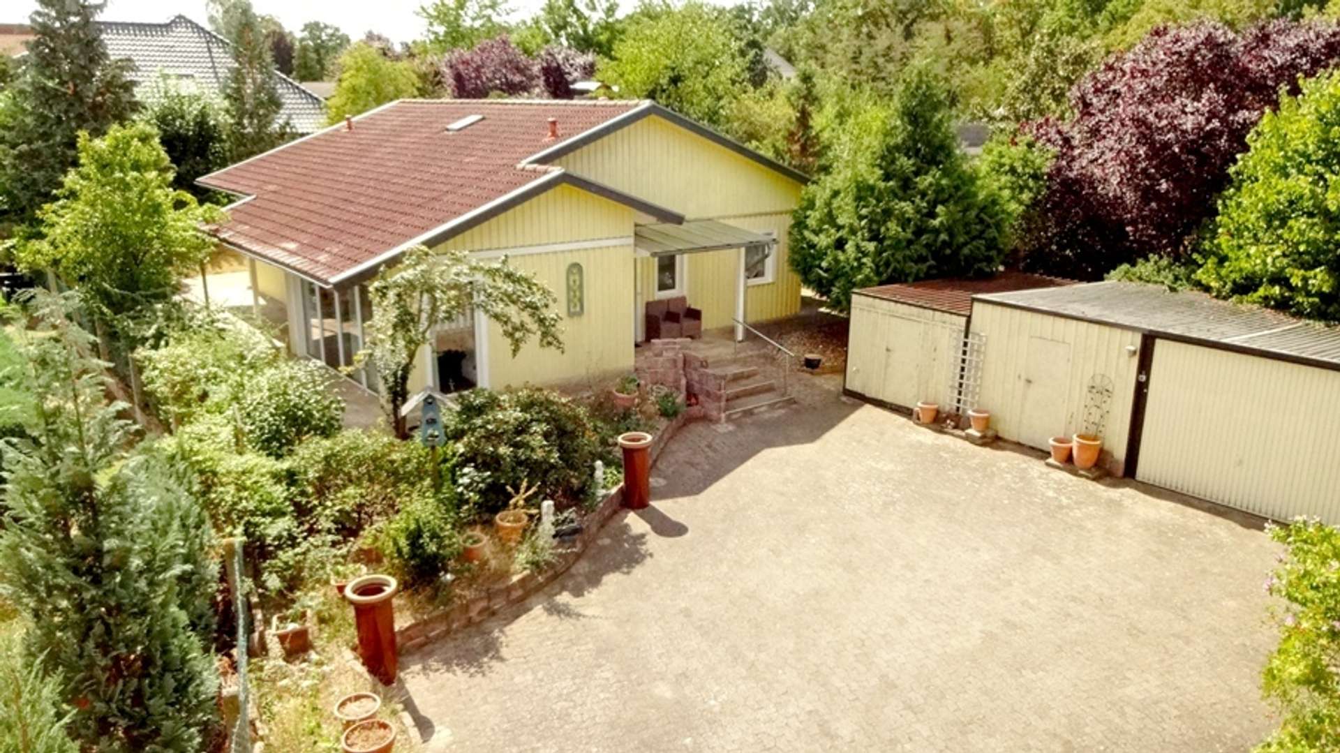 uetze-eltze-bezauberndes-einfamilienhaus-mit-mehreren-garagen-sehr-ruhige-lage
